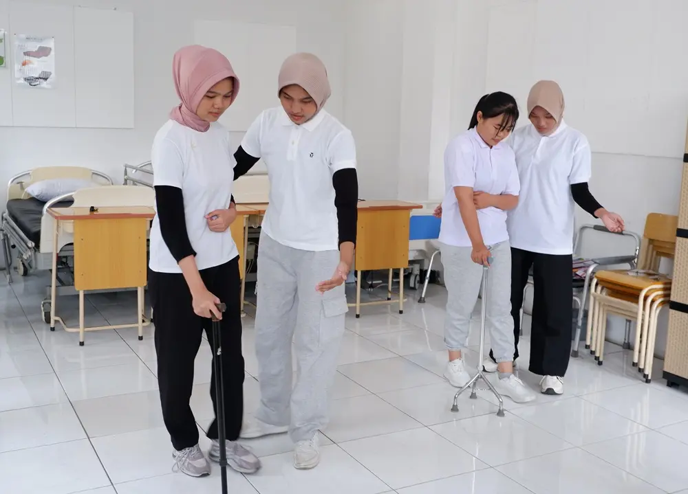 介護技術を学ぶ外国人材